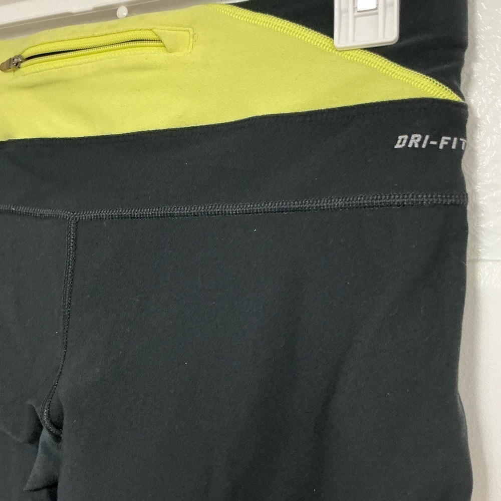 Nike Dri-Fit Women’s Capri Leggings with Reflective Accents Sz M - Picture 3 of 5